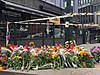 Kalungan bunga berkabung oleh pengunjung di Oslo