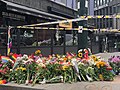 Uhrien muistoksi tuotuja kukkia Oslossa ampumisen jälkeisenä aamuna.