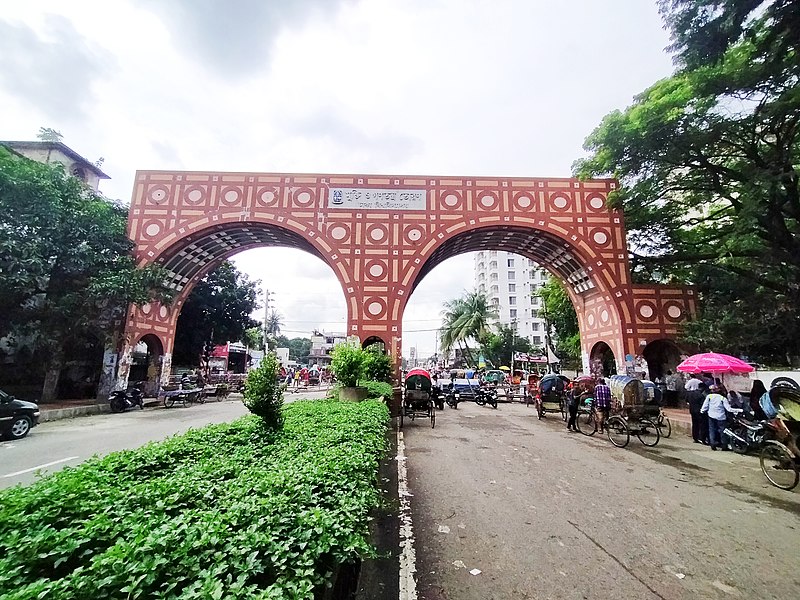File:Mukti O Ganatantra Toran, Dhaka University..jpg