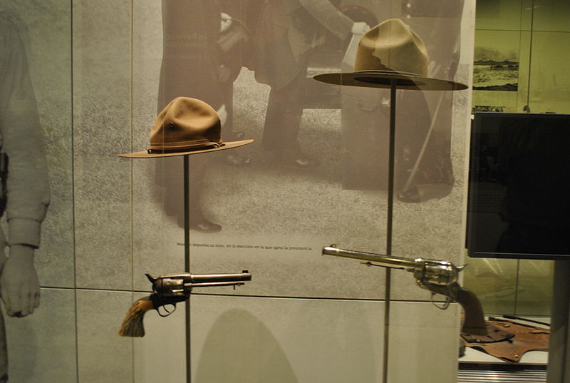 File:Museo Nacional de la Revolución - Sombreros y pistolas Revolucion mexicana.jpg