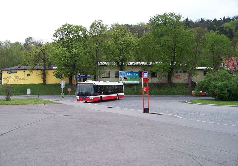 File:Nádraží Braník, autobus vjíždí do otočky.jpg