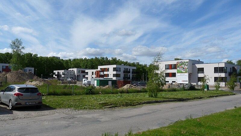 File:New apartments in Maarjamäe.JPG