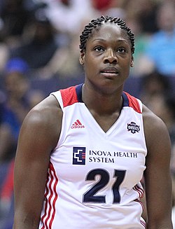 Nicky Anosike en acción de las Washington Mystics contra las Chicago Sky (11 de junio de 2011)