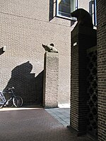 Nijmegen - Sculptuur Twee Spaarvarkens van Charles Hammes op de poort van het steegje De Spaarpot - 3.jpg