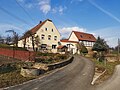 Wohnstallhaus, Stallgebäude und Seitengebäude eines ehemaligen Vierseithofes, sowie Bauerngarten