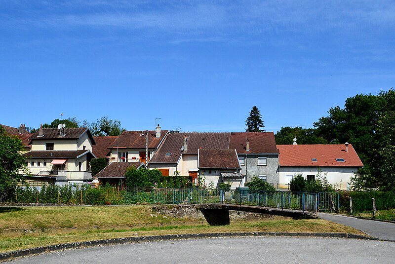 File:Noironte, la rue de la Riotte.jpg