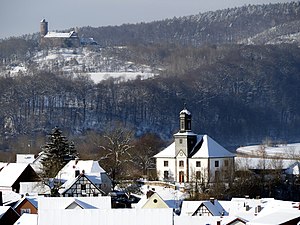 Oberrieden mit Kirche, Burg Ludwigstein und Werra im Winter