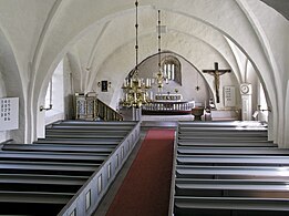 Olmstads kyrka nave ve altar.jpg