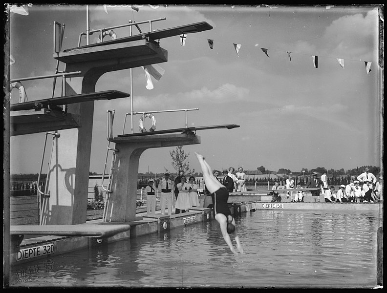 File:Open air swimming pool (29183675676).jpg