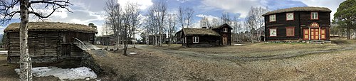 De gamle gårdsbygningene på Oppdal Bygdemuseum utgjør grunnstammen i Oppdalsmuseet.[1] Foran til venstre sees Hallset-fjøset fra år 1800, lengst til høyre Dørres-stuggu fra omtrent samme tid. Midt i bildet er den gamle Bekka-stuggu som fikk nytt inngangsparti 1816. Huset ble kjøpt 1937 og gjenreist som det første på området 1954. Foto: Fortegna panorama april 2019