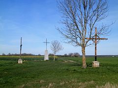 Photographie de trois croix de mission séparées de quelques mètres