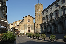 Piazza della Republica s kostelem Sant´Andrea a radnicí (vpravo)