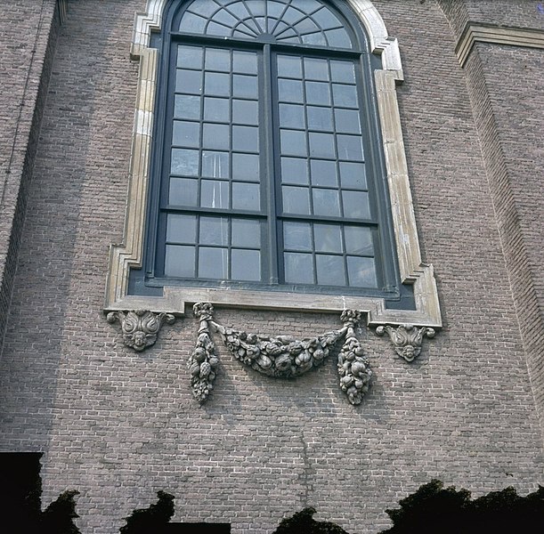 File:Overzicht van een venster met festoen - Middelburg - 20383193 - RCE.jpg