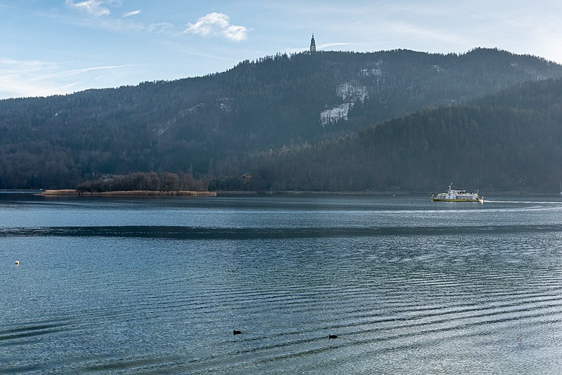 File:Pörtschach Halbinsel Passagierschiff Velden Kapuzinerinsel Pyramidenkogel 23122017 2154.jpg