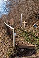 English: Fingerposts at the hiking trail to the "High Gloriette" Deutsch: Wegweiser am Wanderweg zur „Hohen Gloriette“