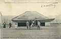 Louis Mouthier et son mécanicien sur le terrain d'aviation de Bellièvre, posant devant un Blériot XI.