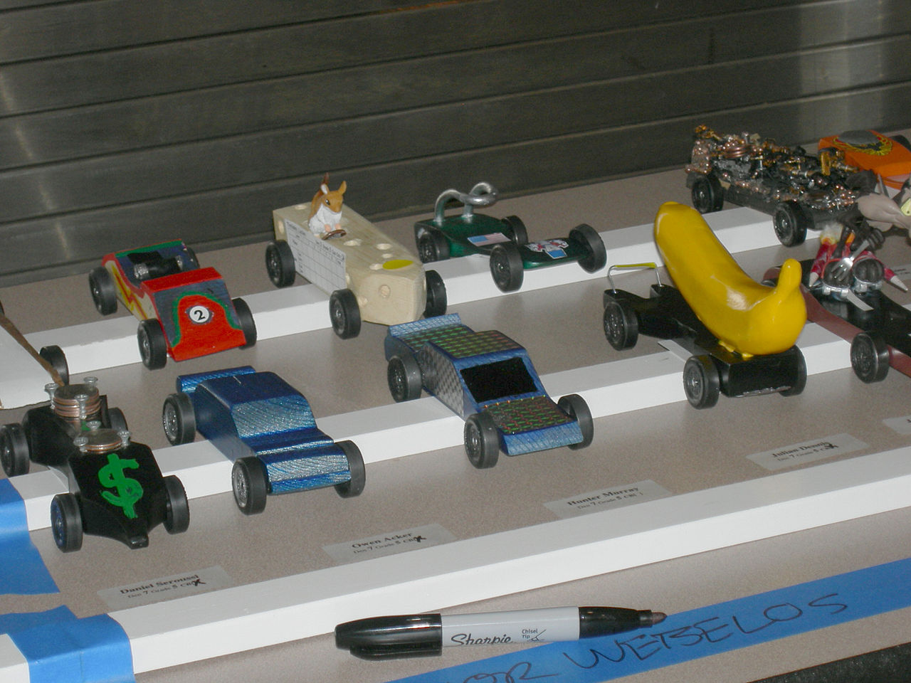 File:Weights for Pinewood Derby 01218.jpg - Wikimedia Commons