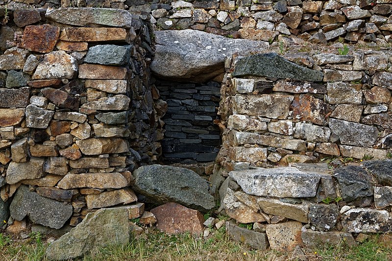 File:Plouezoc'h - Cairn de Barnenez - 2015 - 027.jpg