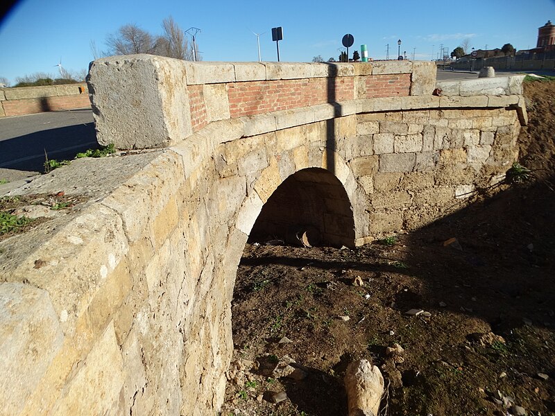 File:Pontón sobre el Arroyo del Arenal. Becerril de Campos-P. 02.jpg