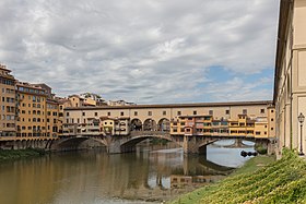 Ponte Vecchio sobre el río Arno, Florencia, Italia, 2022-09-19, DD 02.jpg