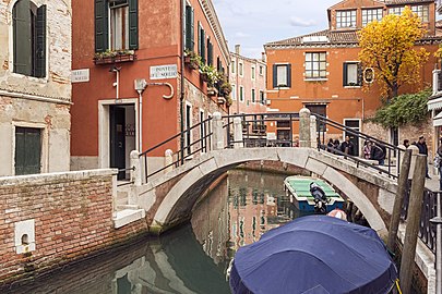 Ponte del Squero reliant calle du même nom et Calle de le Eremite. Le squero est un atelier de gondoles