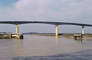 de vaste wegverbinding, gezien vanaf de zweefbrug