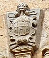 Escut superior al portal de l'església parroquial de Vilafranca.