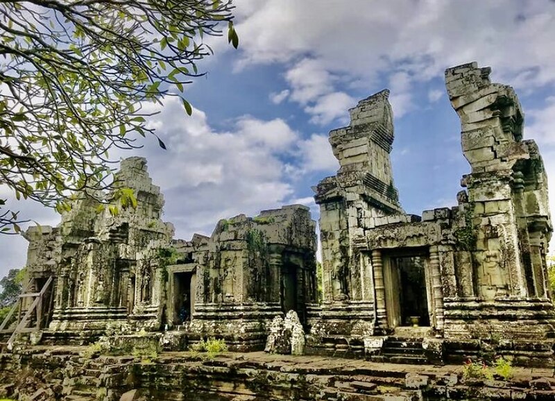 File:Prasat Phnom Bok.jpg