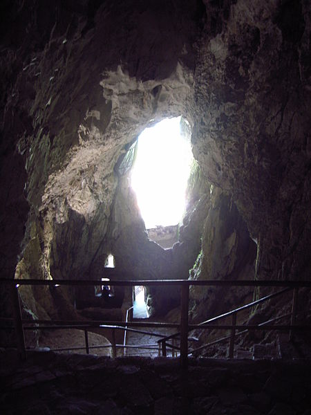 File:Predjama Castle (1508983637).jpg