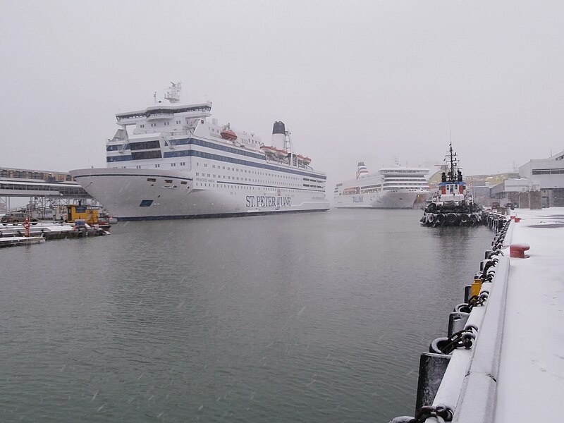 File:Princess Maria Victoria I and Pallas in Port of Tallinn 8 January 2015.JPG