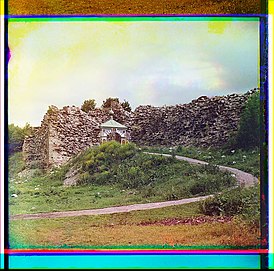 Сохранившиеся Воротная башня и прясло стены. Фотография С. М. Прокудина-Горского. 1909 г. Староладожская крепость