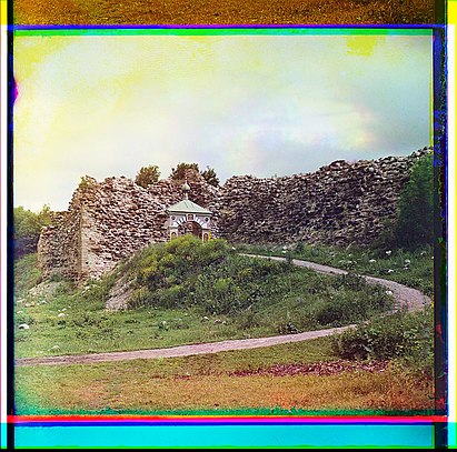 https://upload.wikimedia.org/wikipedia/commons/thumb/2/20/Prokudin-Gorskii_Ladoga_fortress.jpg/411px-Prokudin-Gorskii_Ladoga_fortress.jpg