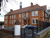 Prytaneum Court, ehemaliges Rathaus von Southgate, 251 Green Lanes, London.JPG