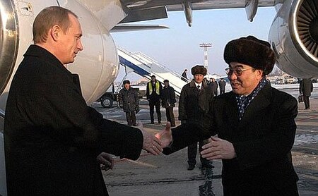 ไฟล์:Putin being greeted by Akayev.jpg