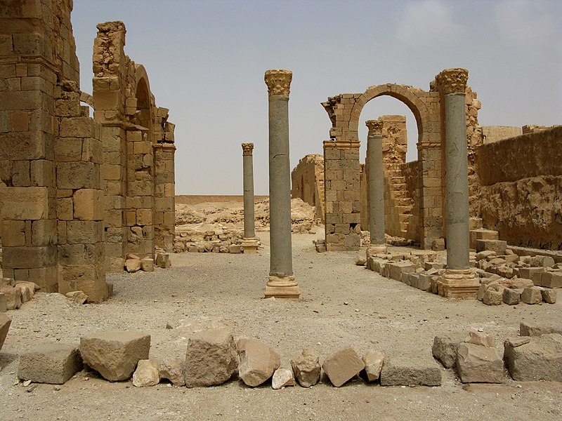 File:Qasr al-Hayr al-Sharqi, Byzantine columns, Syria.jpg