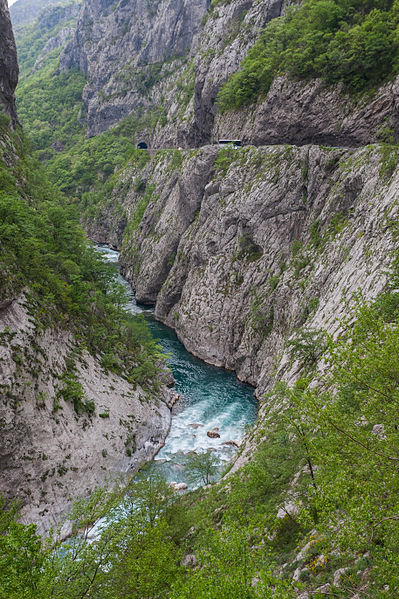 File:Río Moraca, norte de Podgorica, Montenegro, 2014-04-14, DD 17.JPG