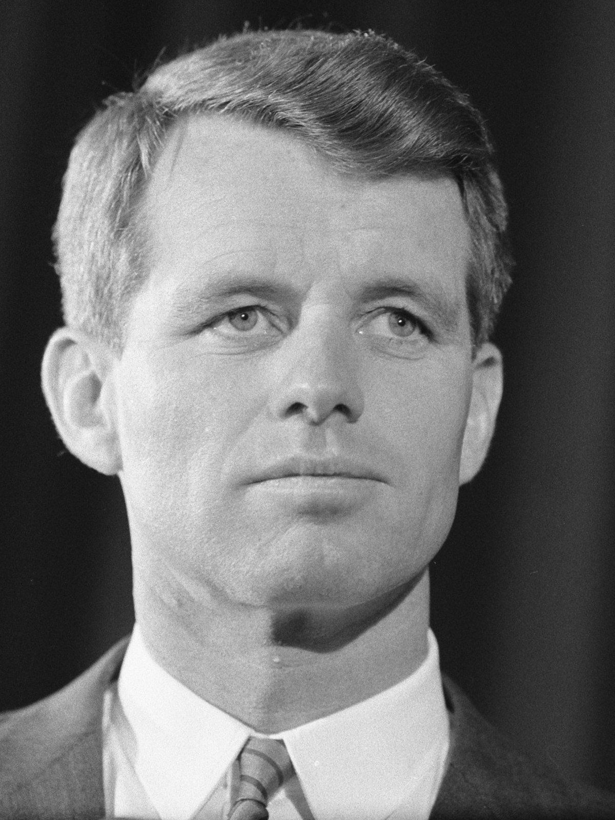 1200px-R._Kennedy_._Persconferentie_op_Amerikaanse_Ambassade%2C_Bestanddeelnr_913-5681_%281%29.jpg