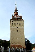 Turnul de nord, care în anul 1677 a fost prevăzut cu o fleşă marcantă, asemănătoare cu cea a turnului cu ceas din Sighişoara