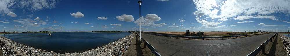 Бөгеттен алынған Rancho Seco демалыс саябағының панорамасы.