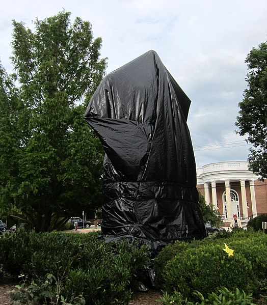 File:Robert Edward Lee sculpture covered in tarp.jpg