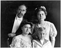 רוברט פירי עם אשתו גוזפין ושני הילדים (1909)