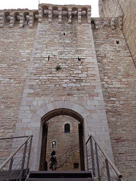 File:Rocca Maggiore Assisi 27.JPG