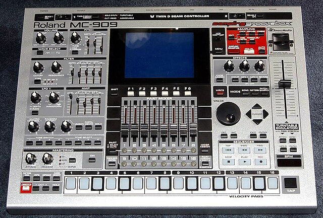 Roland MC-909 Sampling groove box