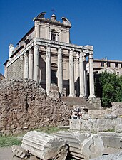 L'église du XVIIe siècle de San Lorenzo à Miranda conserve le portique à colonnes de l'ancien temple romain d'Antonin et Faustine, comme on le voit aujourd'hui dans le Forum Romanum, sur la Via Sacra, en face de la Regia.