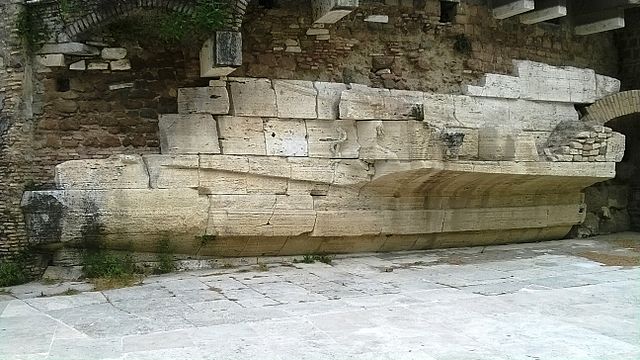 The Isola Tiberina prow in Rome. according to Coates, it depicts a Greek-type "five" or "six", while according to Murray, it is a "five".