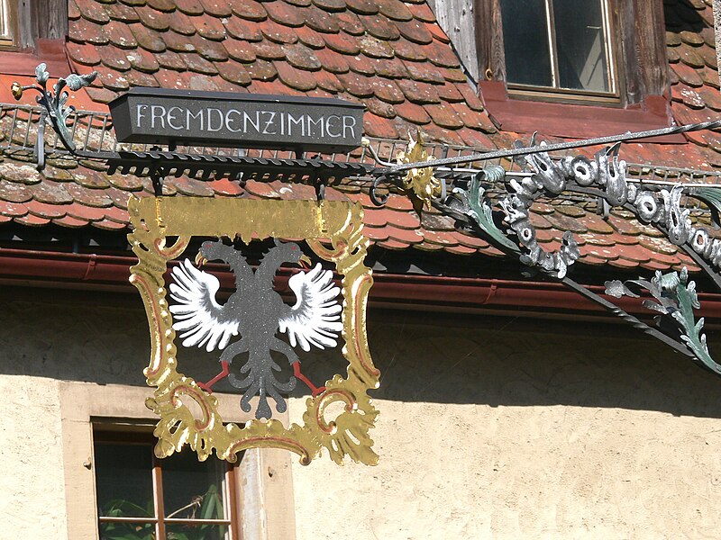 File:Rothenburg - Klingengasse 11 - Schwarzer Adler Hauszeichen.jpg