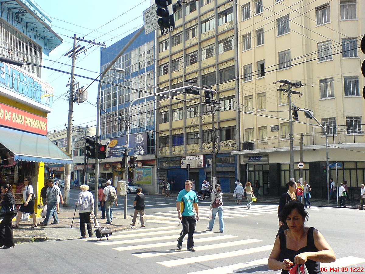 File:Rua Jose Paulino passando atraz do Forum - panoramio.jpg