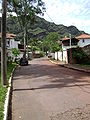 A rua do Amendoim, no bairro Mangabeiras. Ao fundo observa-se a serra do Curral.