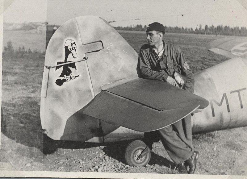 File:SSgt. Erik Lyly with his Bf-109G6 on summer 1943.jpg