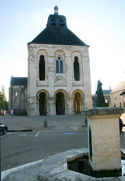 File:Saint-Benoît-sur-Loire-112-Eingangsbau-2008-gje.jpg